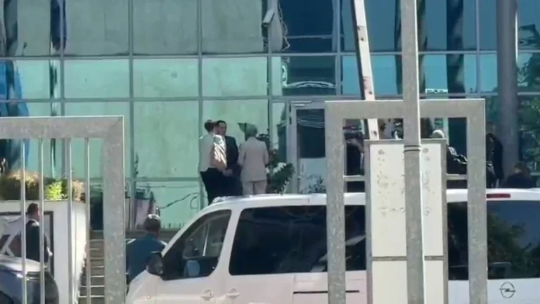 VIDEO/ Klodian Braho pret në Prokurorinë e Posaçme ministren e Drejtësisë së Austrisë