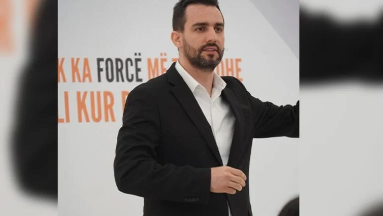 Lapaj kthen vëmendjen te referendumi, dorëzon në KQZ kërkesën për formularët: Shfuqizojmë dy ligje!