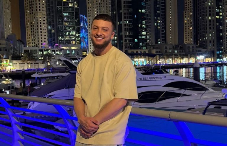 Fero shfaqet i lumtur në Dubai, pozon pranë jahteve luksoze